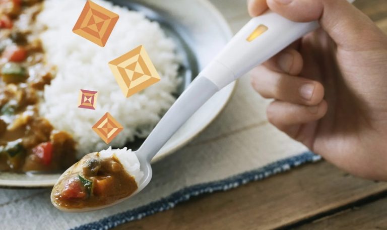 Una cuchara electrónica hará que la comida esté salada sin recurrir a la sal de verdad